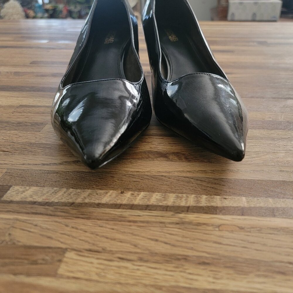 Michael Michael Kors Alina Flex pump in black patent leather. - Picture 4 of 16